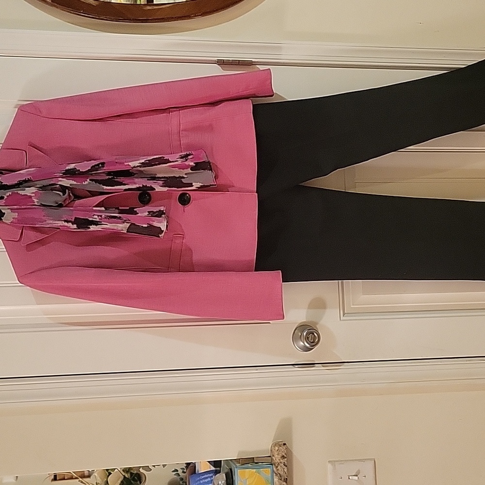 Le Suit Women's Pantsuit 3 pcs. Sz 4. Pink top, Black pant printed scarf.
